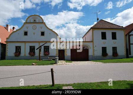 Holasovice, république tchèque, village historique typique du sud de Bohême protégé par le site du patrimoine mondial de l'UNESCO, fermes médiévales en briques bien préservées Banque D'Images