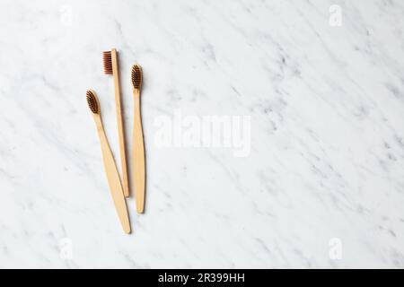 Close up de trois brosses à dents en bambou, vue du dessus Banque D'Images