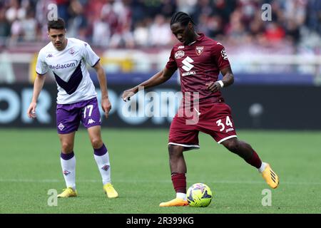 Ola Aina de Torino FC contrôle le ballon pendant la série A match entre Torino FC et ACF Fiorentina au Stadio Olimpico sur 21 mai 2023 à Turin, Italie . Banque D'Images