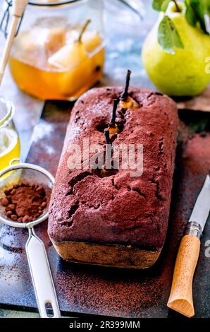 Gâteau au chocolat avec poires entières Banque D'Images