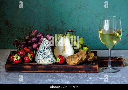 Un verre de vin blanc et des en-cas pour le vin Banque D'Images
