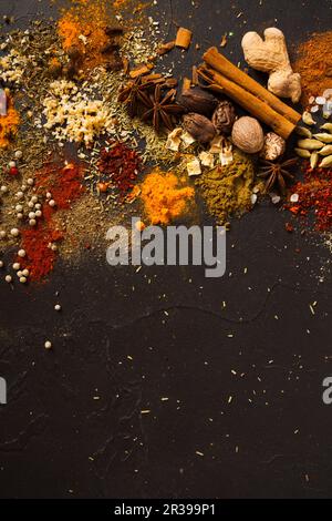 Vue de dessus sur mélange de diverses herbes et épices sur le tableau noir Banque D'Images