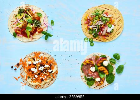 Tortillas avec différentes garnitures Banque D'Images