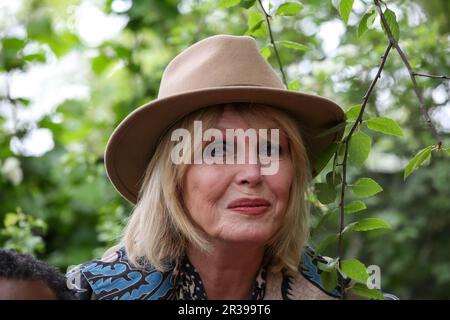 Londres, Royaume-Uni. 22 mai 2023 : Dame Joanna Lumley participe à un jour de presse au RHS Chelsea Flower Show, un salon de jardin tenu par la Royal Horticultural Society dans le domaine de l'Hôpital Royal Chelsea. L'exposition annuelle de jardinage a lieu pendant cinq jours du 23 mai au 27 mai. Credit: Dinendra Haria/Alay Live News Banque D'Images