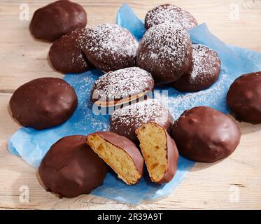 Gâteaux de Noël Zurich avec bases de cachets, zeste d'orange, massepain, glaçage au chocolat Banque D'Images