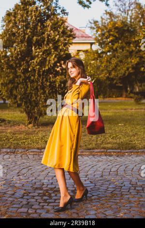 La mode chic girl walking in autumn time Banque D'Images