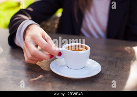 Gros plan du female hands holding Coffee cup Banque D'Images