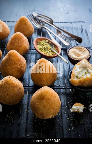 Pistacchio arancini (boules de riz farcies siciliennes) Banque D'Images