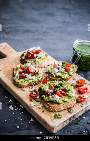 Courgettes pesto bruschetta avec tomates cerises et fromage de chèvre Banque D'Images