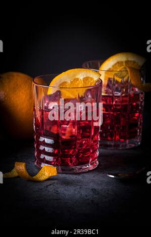 Cocktail italien classique : Negroni sur glace avec oranges dans les verres Banque D'Images