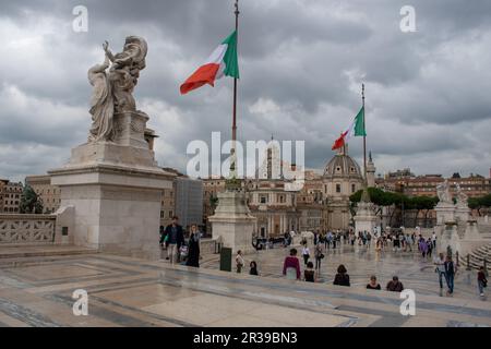 Vue vers le centre-ville de Rome depuis le monument de Victor Emmanuel II avec drapeaux italiens Banque D'Images