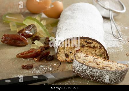 Gâteau aux fruits Viennesse au miel, aux fruits secs, à la confiture d'abricot et à la couverture au chocolat Banque D'Images