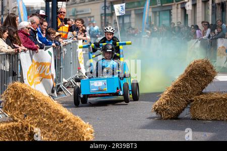 Deuxième édition d'une course de soapbox au coeur du centre ville de Crépy-en-Valois. Boîte à savon maison qui descend la pente de la rue principale. Banque D'Images