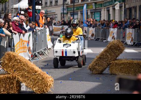 Deuxième édition d'une course de soapbox au coeur du centre ville de Crépy-en-Valois. Boîte à savon maison qui descend la pente de la rue principale. Banque D'Images