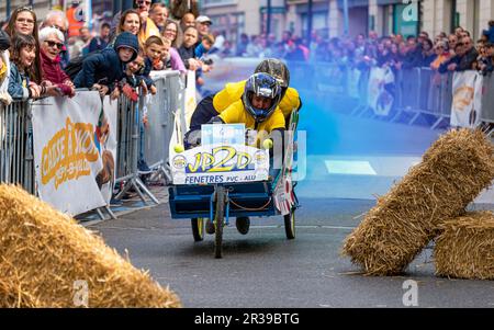 Deuxième édition d'une course de soapbox au coeur du centre ville de Crépy-en-Valois. Boîte à savon maison qui descend la pente de la rue principale. Banque D'Images