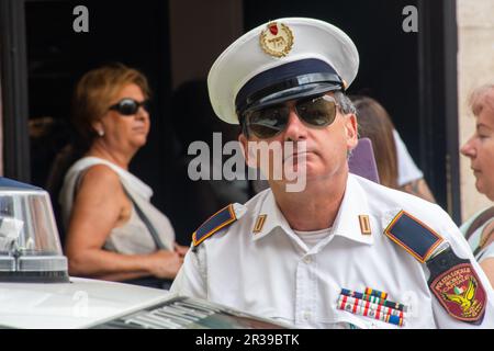 Policier italien portant des lunettes de soleil Banque D'Images