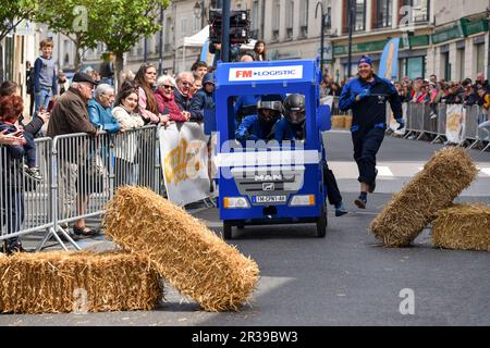 Deuxième édition d'une course de soapbox au coeur du centre ville de Crépy-en-Valois. Boîte à savon maison qui descend la pente de la rue principale. Banque D'Images