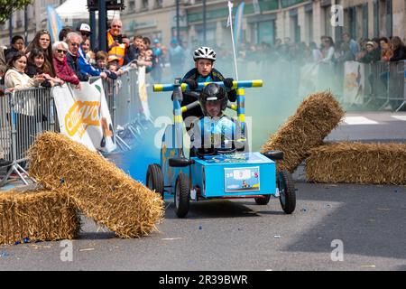 Deuxième édition d'une course de soapbox au coeur du centre ville de Crépy-en-Valois. Boîte à savon maison qui descend la pente de la rue principale. Banque D'Images