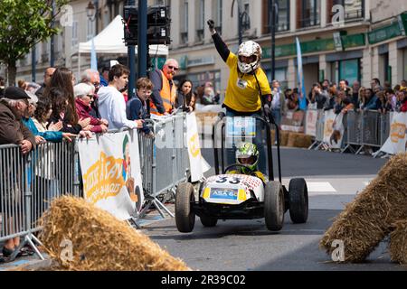 Deuxième édition d'une course de soapbox au coeur du centre ville de Crépy-en-Valois. Boîte à savon maison qui descend la pente de la rue principale. Banque D'Images