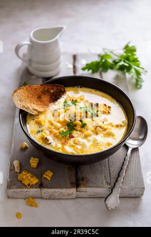 Chowder au maïs sucré frais avec de la crème et du pain Banque D'Images