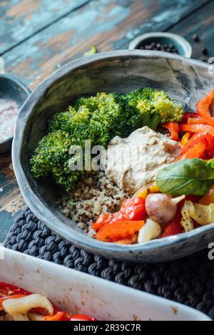 Paprika rôti, brocoli, quinoa et houmous Banque D'Images