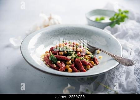 Pâtes orzo aux pois chiches, aux épinards et à la sauce aux herbes (végétalienne) Banque D'Images