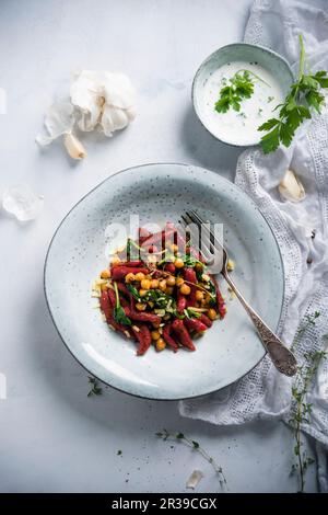 Pâtes orzo aux pois chiches, aux épinards et à la sauce aux herbes (végétalienne) Banque D'Images