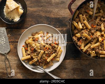 Rigatoni à la saucisse de porc blanche et italienne bolognaise Banque D'Images