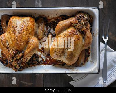 Poulet fourré géorgien avec farce de riz cuit avec des oignons, de l'ail et des cerises d'ail séchées Banque D'Images