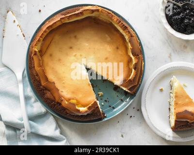 Cheesecake crémeux et de grande taille avec croûte Graham Cracker Banque D'Images