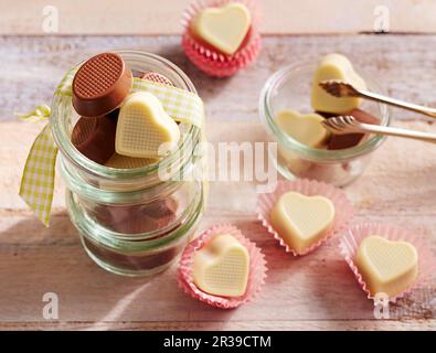 Pralines aux amandes et au nougat avec sorbet croquant recouvert de chocolat blanc et de chocolat au lait Banque D'Images