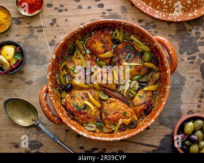 Tagine de poulet aux olives de Calamata, olives vertes craquées et citrons conservés Banque D'Images