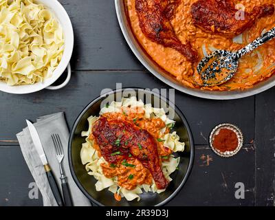 Poulet avec paprika sur nouilles aux œufs Banque D'Images