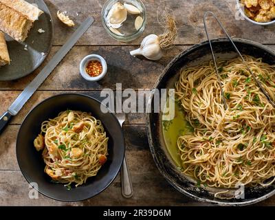 Spaghetti pâtes avec chapelure et anchois, style sicilien Banque D'Images