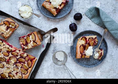 Deux tranches de gâteau au plateau de damson avec sucre glace et crème (vu d'en haut) Banque D'Images