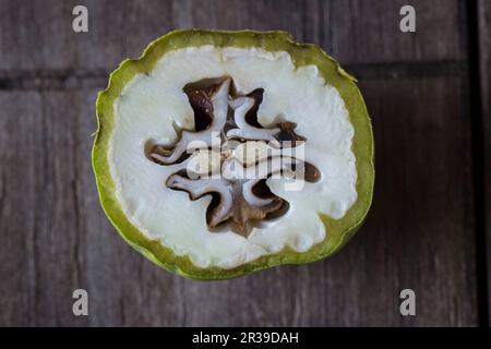 Une coupe transversale d'un noyer vert (vue de dessus) Banque D'Images