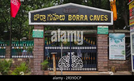 Porte d'entrée principale des grottes de Borra, vallée d'Aruku, Andhra Pradesh, Inde. Banque D'Images