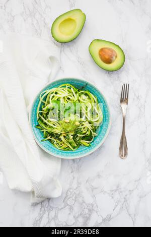 Zoodles avec avocat et pesto au basilic Banque D'Images