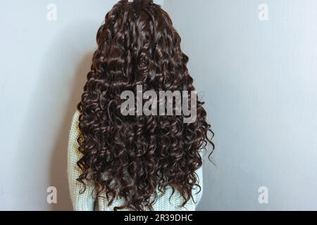 Tissage de cheveux, photo d'une fille, le résultat du travail d'un salon de beauté avant et après, boucles afro Banque D'Images