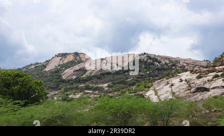 Vue sur les collines du fort de Chandragiri, Tirupati, Andhra Pradesh, Inde. Banque D'Images