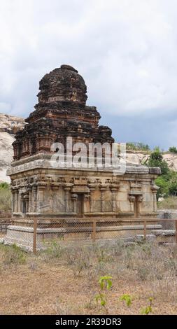 Petit temple de la ruine à l'intérieur du campus du fort de Chandragiri, Tirupati, Andhra Pradesh, Inde. Banque D'Images