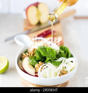 Salade végétalienne avec fenouil, Arugula et pommes Banque D'Images