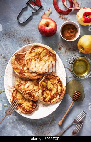 Crêpes aux pommes à la cannelle et au miel Banque D'Images