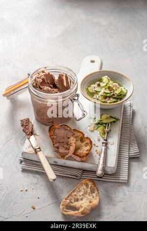 Pâté de foie de poulet maison avec concombre et câpres relish Banque D'Images