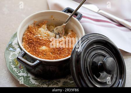 Macaroni au fromage dans un plat le Creuset Banque D'Images