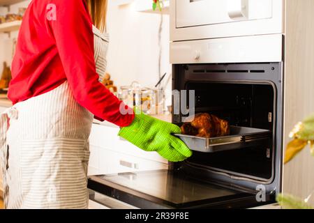 Bonne femme cuisine action de grâces turquie à la cuisine Banque D'Images