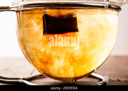 Un teabag dans une théière en verre Banque D'Images