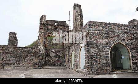 Ruines murs et musée vue sur le fort de Kondapalli, Vijayawada, Andhra Pradesh, Inde. Banque D'Images