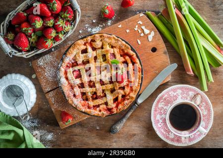 Tarte aux fraises et à la rhubarbe Banque D'Images