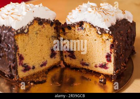 Gâteau aux fruits de noël en tranches avec glaçage et noix Banque D'Images